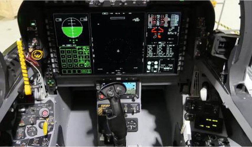 Ngoài ra buồng lái của phiên bản này sẽ được bài trí giống tiêm kích thế hệ thứ 5 với việc trang bị một màn hình lớn thay vì các màn hình nhỏ như trước kia.