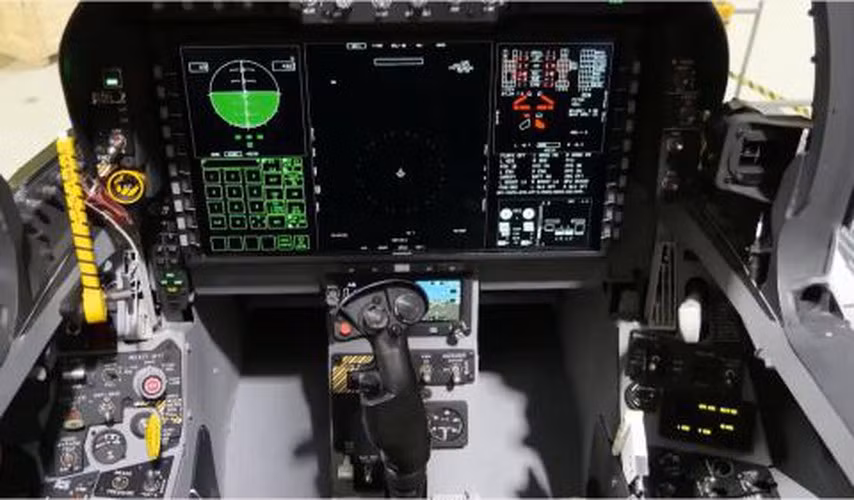 Ngoài ra buồng lái của phiên bản này sẽ được bài trí giống tiêm kích thế hệ thứ 5 với việc trang bị một màn hình lớn thay vì các màn hình nhỏ như trước kia.