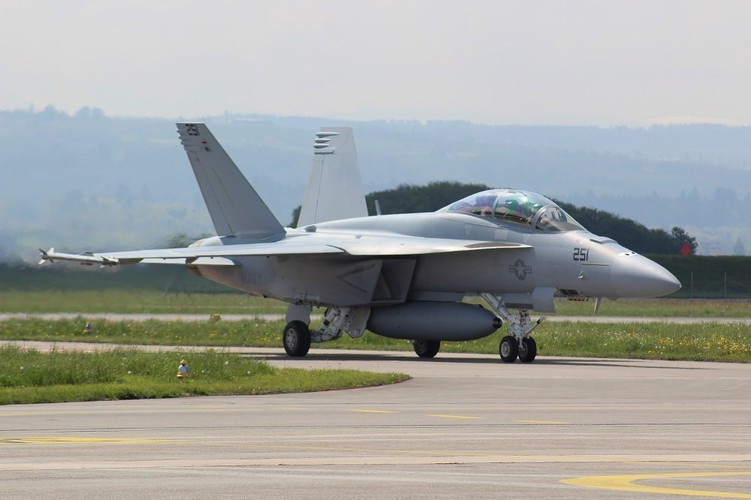 F/A-18 Block III Super Hornet được hãng Lockheed Martin trang bị hệ thống cảm biến IRST21. Hệ thống này sẽ kết hợp cùng với hệ thống ngắm-trinh sát Legion Pod cho phép máy bay phát hiện và theo dõi chính xác mục tiêu ở tầm xa.