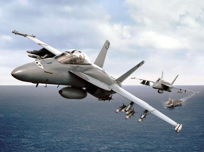 F/A-18 Block III Super Hornet có thể lắp thêm bình nhiên liệu phụ trên lưng với sức chứa 1.590 kg giúp máy bay tăng tầm bay trong khi không ảnh hưởng tới tính năng khí động học.