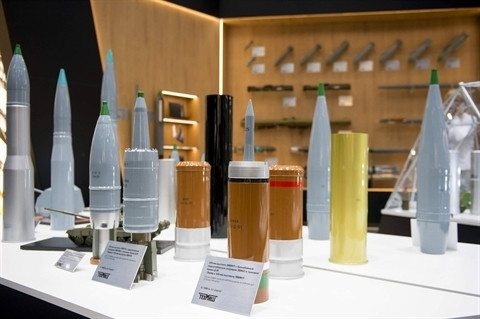 Ra đời năm 1992 để trang bị cho pháo nòng trơn M256 trên xe tăng chiến đấu chủ lực M1A1 và M1A2 Abrams, trong gần 30 năm đạn M829 đã có khá nhiều phiên bản nâng cấp cho năng lực tác chiến vượt trội mọi đối thủ cạnh tranh.