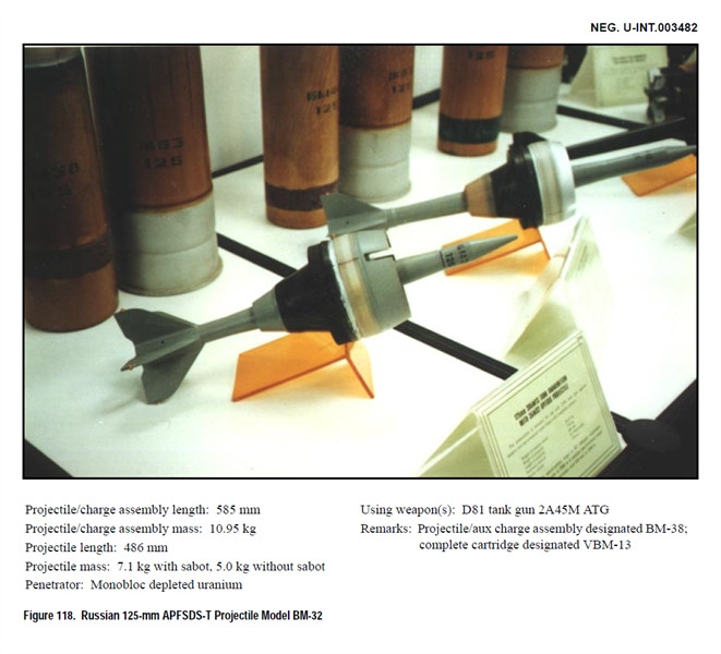 Theo kết quả thử nghiệm, phiên bản đời đầu của đạn xuyên động năng M829 có tổng trọng lượng 18,6 kg, nó sử dụng thanh xuyên DU dài 627 mm với đường kính 27 mm, loại thuốc súng đặc chủng của nó là JA-2 với khối lượng 8,1 kg.