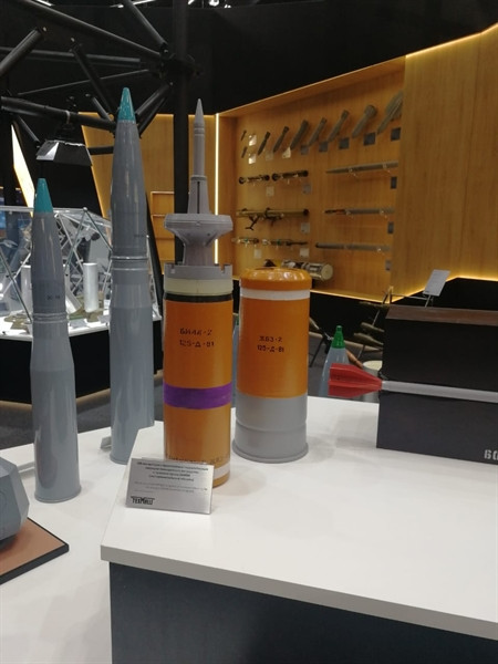 Mặc dù người Nga tự tin về khả năng của vũ khí mới mà mình vừa giới thiệu tuy nhiên khi đặt cạnh sản phẩm tương tự của Mỹ là đạn xuyên động năng dưới cỡ M829 Silver Bullet thì khoảng cách vẫn còn khá khiêm tốn.