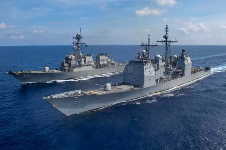 Tàu được trang bị 2 hải pháo cỡ nòng 127 mm, một ở mũi tàu và một ở đuôi tàu. Pháo có tầm bắn hiệu quả khoảng 30 km và có thể tăng lên nếu sử dụng đạn pháo tăng tầm.