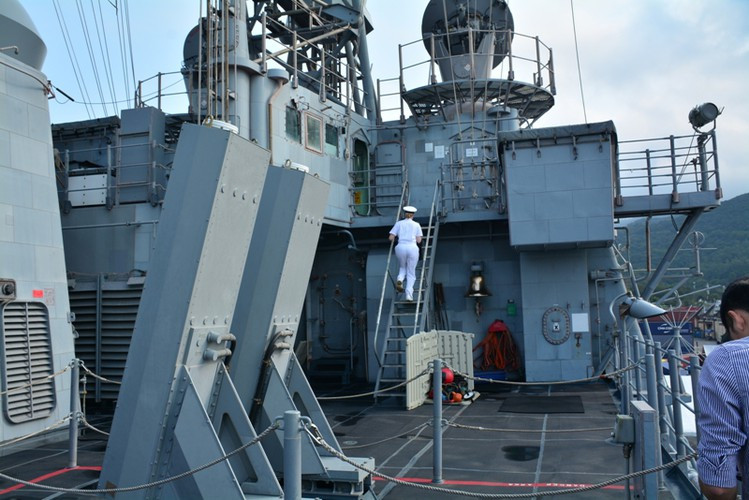 USS Bunker Hill là tàu thứ 6 thuộc tuần dương hạm lớp Ticonderoga và là tàu đầu tiên trong lớp được trang bị hệ thống phóng thắng đứng Mk41 cho phép bắn tên lửa hành trình tấn công mặt đất.