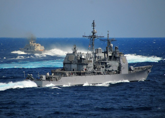 USS Bunker Hill cùng với tàu khu trục mang tên lửa điều khiển USS Barry (DDG-52), tàu đổ bộ tấn công USS Ameria (LHA-6) đang hoạt động ở Biển Đông, trong bối cảnh Trung Quốc liên tục gia tăng các hoạt động quân sự ở Biển Đông và gần đảo Đài Loan.