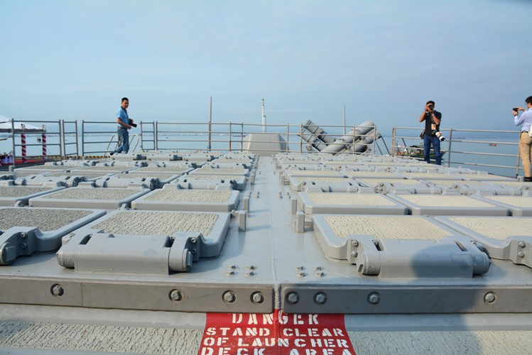 Mk41 là loại ống phóng đa năng, chúng có thể bắn tên lửa hành trình Tomahawk, tên lửa hải đối không SM-2, SM-6, ESSM, tên lửa đánh chặn siêu hạng SM-3 và tên lửa chống ngầm RUM-139 VL-ASROC.