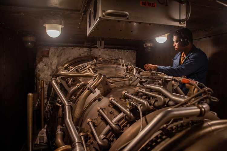 Hệ thống động lực này giúp tàu đạt tốc độ tối đa 32 hải lý/giờ, dự trữ hành trình 6.000 hải lý.