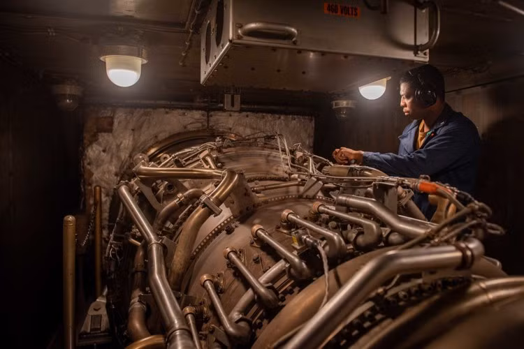 Hệ thống động lực này giúp tàu đạt tốc độ tối đa 32 hải lý/giờ, dự trữ hành trình 6.000 hải lý.