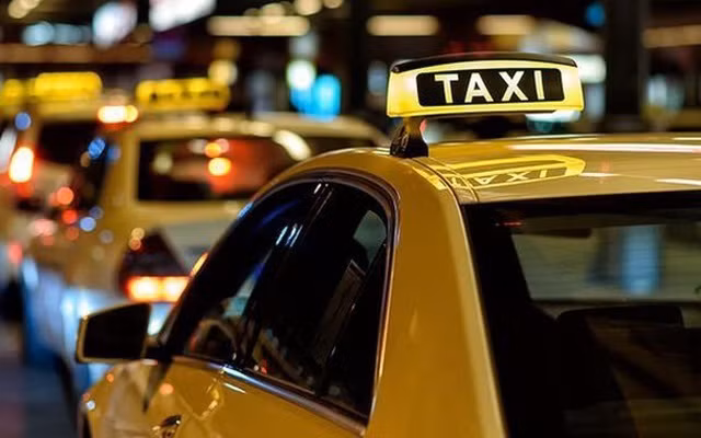 Ve que don Tet, co gai bi tai xe taxi cho den noi xa roi xam hai