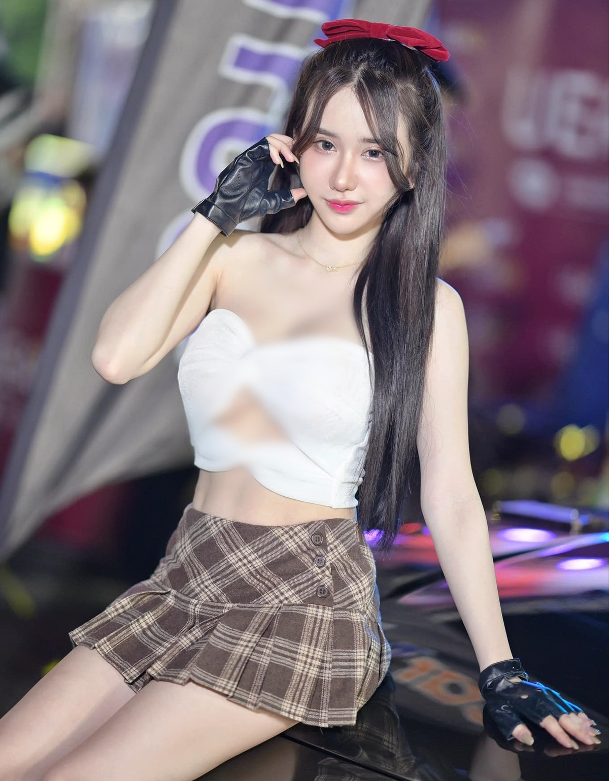 Cô nàng cũng gây ấn tượng nhờ gu thời trang siêu ngắn, cắt xẻ táo bạo, khoe thân hình chữ S nuột nà.