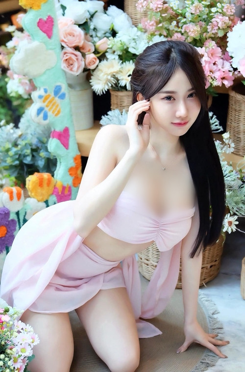 Không thể phủ nhận được sự xinh đẹp, gợi cảm của hot girl người Thái Lan, thế nhưng trang phục của cô nàng vẫn gây tranh cãi.