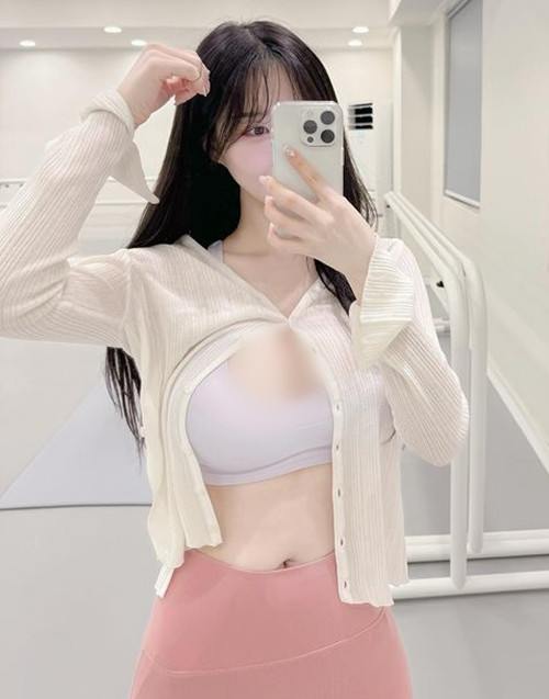 Dù chỉ lướt qua, hot girl Hàn Quốc vẫn có thể gây được ấn tượng cực mạnh với người khác nhờ nhan sắc nổi bật và thân hình đẹp chuẩn.