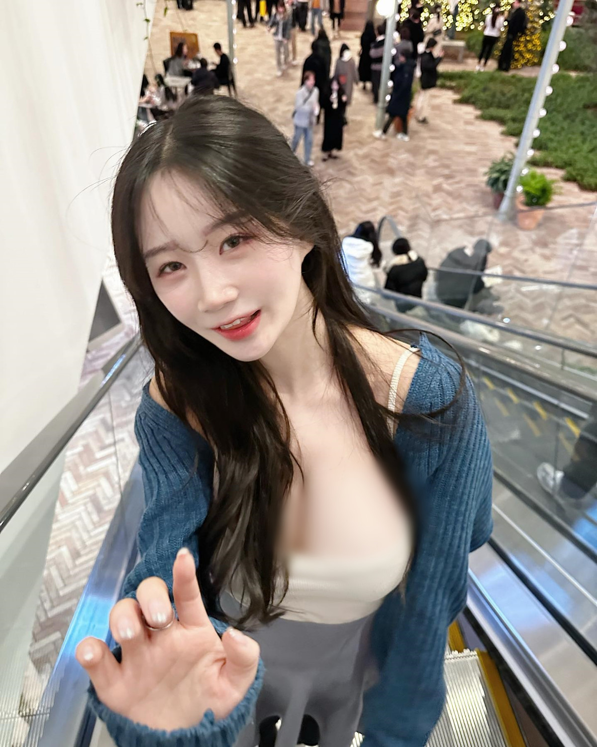 Đa số mọi người đều nhận xét rằng Asuna có nhan sắc khá tự nhiên, không giống như những hot girl "mặt nhựa" khác.