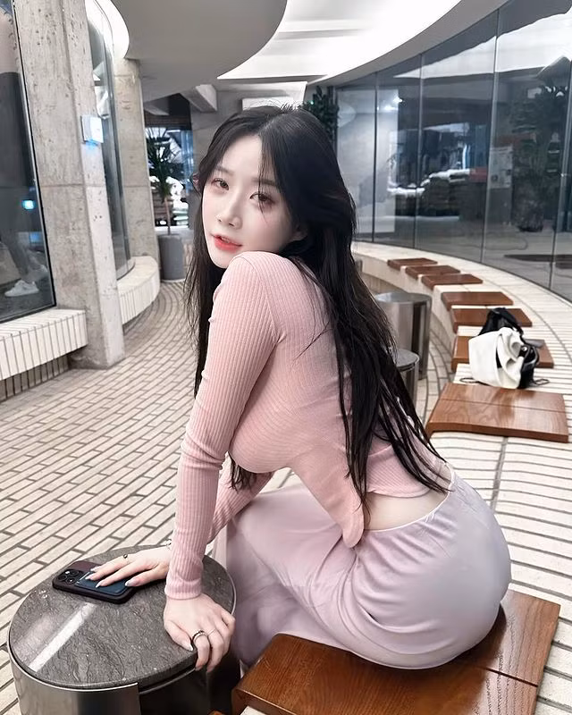 Cô nàng hoàn toàn có thể lựa chọn những trang phục gợi cảm vừa phải, phù hợp với không gian công cộng.