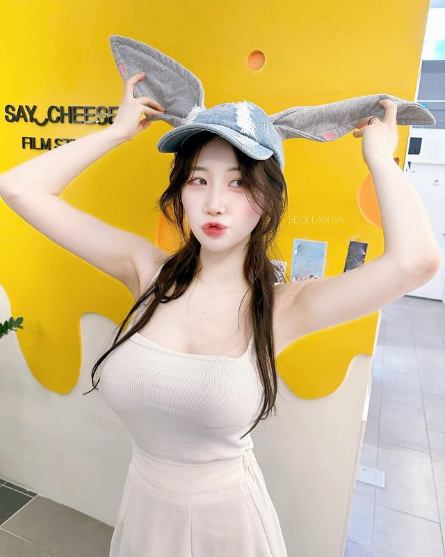 Bản thân Asuna cũng khẳng định vòng một của cô là hoàn toàn tự nhiên, không hề can thiệp dao kéo.