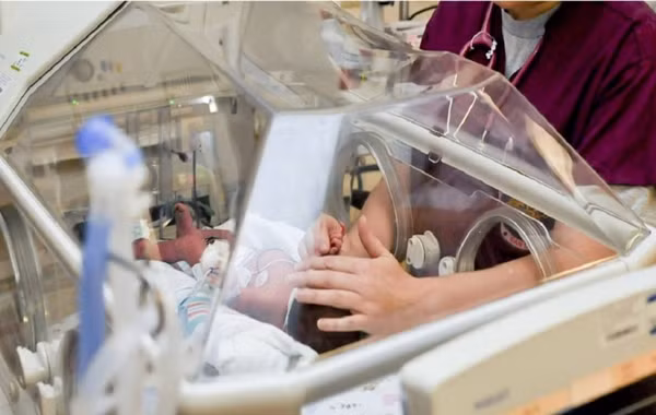 Nguoi phu nu gia lam y ta bat coc tre so sinh