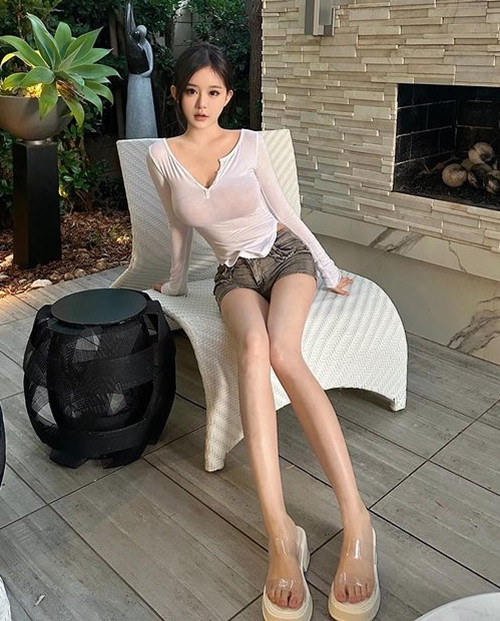 Mặt xinh, da trắng nuột nà, thân hình chữ S đẹp mê hoặc, dường như không ai có thể bới móc bất cứ khuyết điểm nào của hot girl người Malaysia.