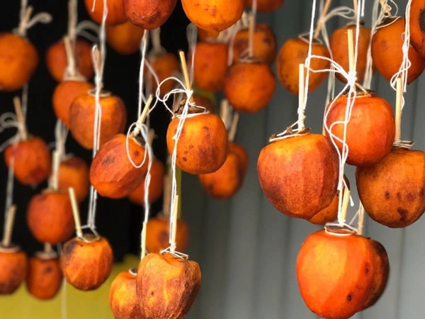 Me an hong treo gio, nguoi dan ong di cap cuu