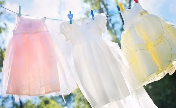 Chơi một mình, bé gái 5 tuổi bị thanh phơi quần áo đâm vào cổ Choi mot minh, be gai 5 tuoi bi thanh phoi quan ao dam vao co