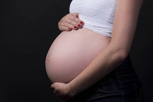 Om nghen nghi 8 ngay, thai phu bi cong ty sa thai