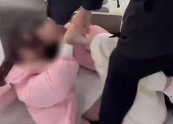 Be gai 16 tuoi bi bo danh say thai vi muon xin tien cap duong