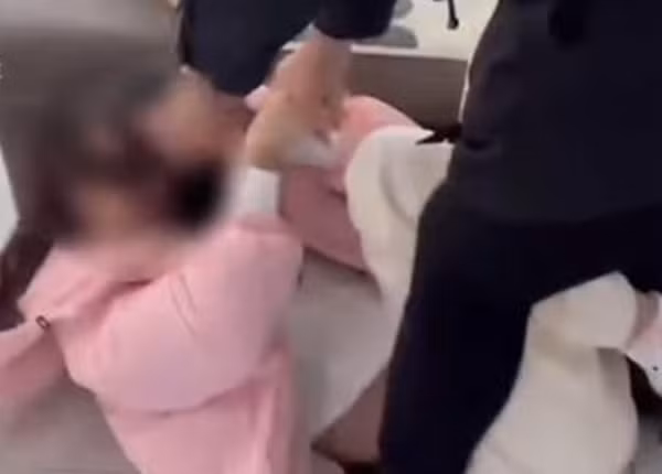 Be gai 16 tuoi bi bo danh say thai vi muon xin tien cap duong