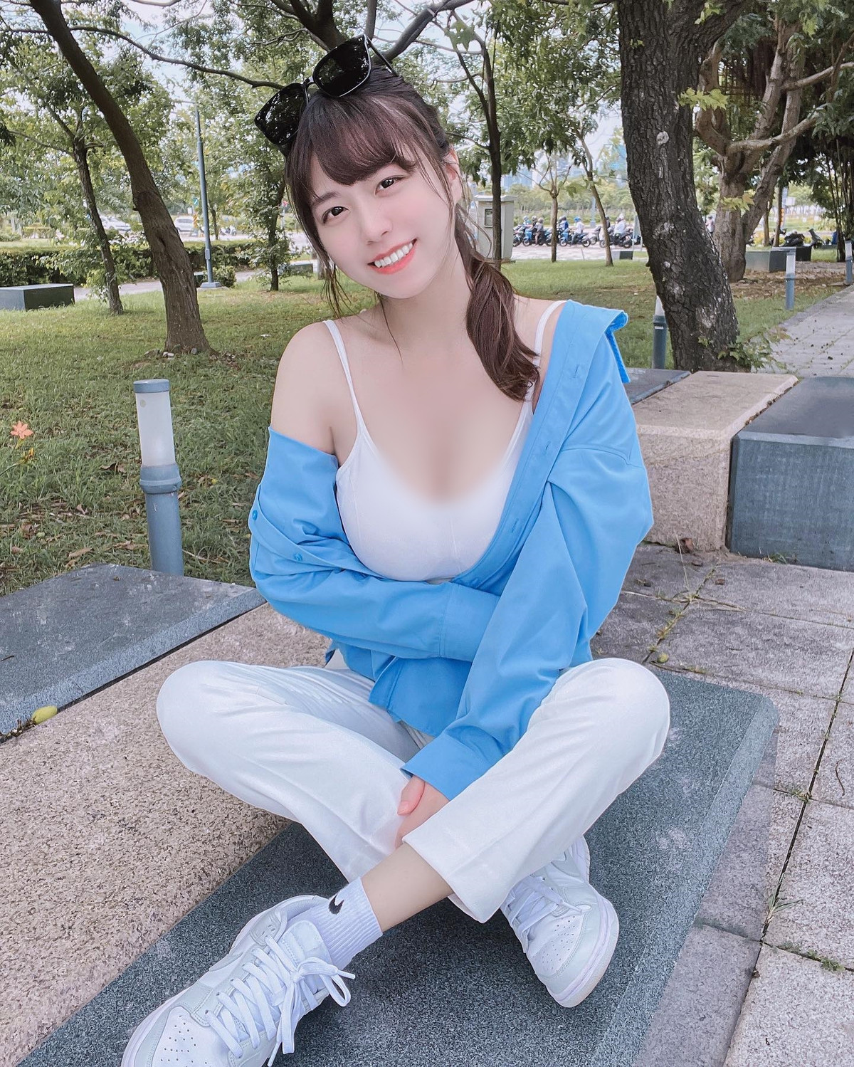 Bên cạnh đó, gu thời trang gợi cảm mà không phản cảm của Lý Bội Cẩn đang nhận về cơn mưa lời khen.