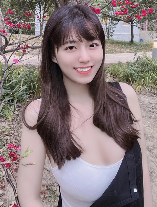 Nụ cười ngọt ngào cũng là điểm cộng cực lớn của nữ y tá xinh đẹp, gợi cảm này.