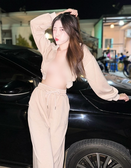 Liên tiếp ngay sau đó, hot girl gợi cảm lại có động thái tương tự khi cố tình để "thả rông" vòng một khi dạo phố, tạo dáng chụp ảnh.