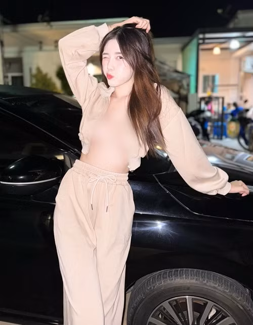 Liên tiếp ngay sau đó, hot girl gợi cảm lại có động thái tương tự khi cố tình để "thả rông" vòng một khi dạo phố, tạo dáng chụp ảnh.
