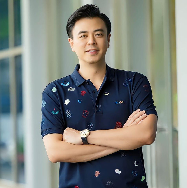 Tuấn Tú từng tạm ngưng hoạt động nghệ thuật một thời gian để tập trung chăm lo cho gia đình. Tuy nhiên, sau đó anh quay trở lại và hoạt động nghệ thuật mạnh mẽ, giành nhiều thành tựu.