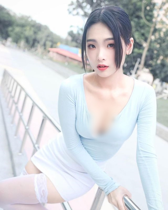 Cô nàng cũng đã dùng tới chiêu trò mặc hở hang, lố bịch để lôi kéo sự chú ý.