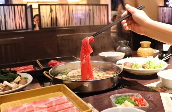 Quyt tien an lau, co gai lam dieu ai cung khiep so