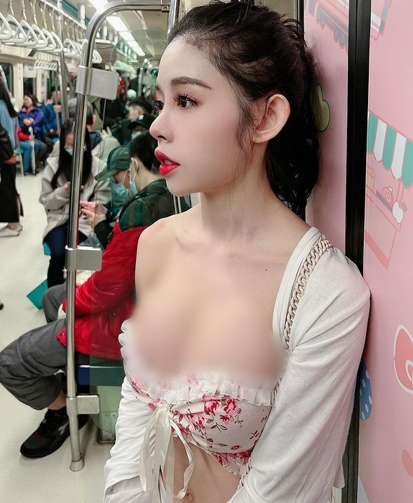 Tuy nhiên, cô nàng có vẻ đang mất đi thiện cảm của mọi người do thói ăn mặc hở hang phản cảm của mình.