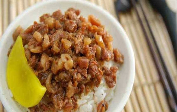 Mang com thit kho di tham ban, cu ba vuong vong lao ly