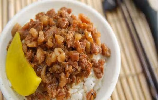 Mang com thit kho di tham ban, cu ba vuong vong lao ly