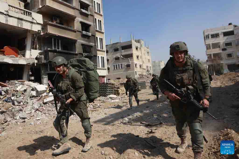 Điều đáng chú ý hơn là Lực lượng đặc nhiệm "Radwan" đã bắt giữ được nhiều tù binh Israel. Trước tình thế nghiêm trọng này, Quân đội Israel dường như không có ý định rút lui mà thay vào đó quyết định tiếp tục cuộc chiến. Ảnh: Xinhua.