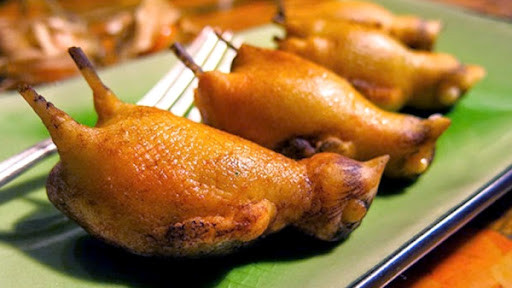 Theo truyền thống, thực khách thường phải che đầu bằng khăn ăn khi thưởng thức chim họa mi nướng, để né tránh khỏi “đôi mắt phán xét” của Chúa đối với cách thưởng thức có thể đem lại khoái cảm kỳ lạ, nhưng cũng vô cùng tàn nhẫn.