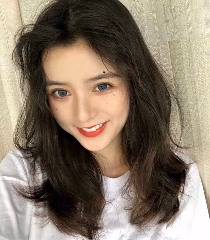 Trong cuộc sống, những người có nốt ruồi trên lông mày là người nhanh nhạy, có khả năng giao tiếp tốt, được nhiều người xung quanh yêu quý. Họ có mối quan hệ xã hội tốt thuận lợi cho việc phát triển làm ăn.