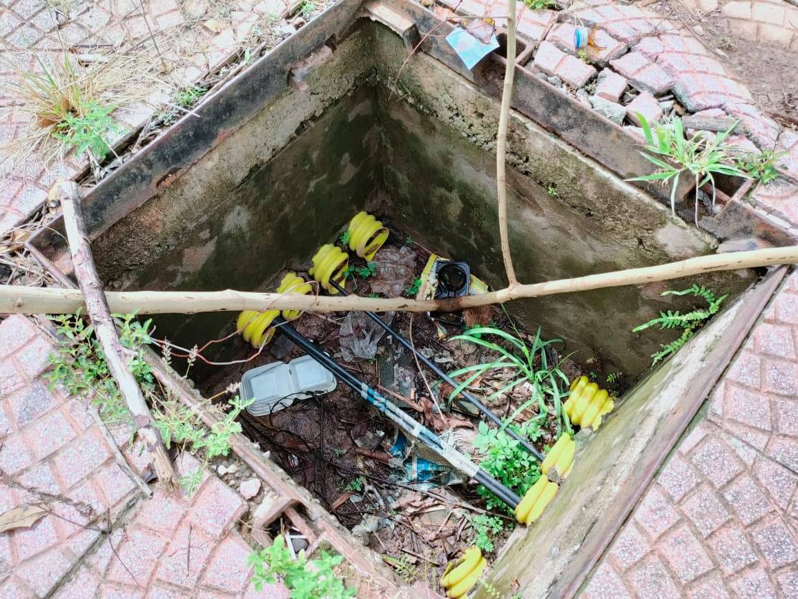 Không hề có biển cảnh báo nguy hiểm cho người dân.