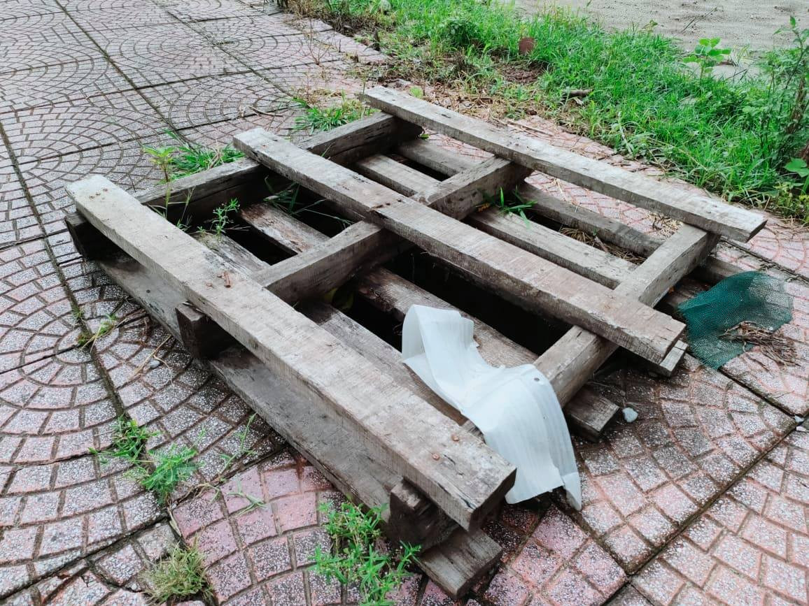 Người dân cho biết: "Nhiều lần tôi đi qua đó đã phải bẻ những cành cây cắm xuống hố cảnh báo cho người đi đường. Nơi đây lại gần trường THCS Thanh Am, các cháu học sinh thường đi lại qua đây rất nguy hiểm. Thời tiết nắng còn nhìn thấy cây que cảnh báo, mưa to nước ngập thì không biết đâu mà lần". 