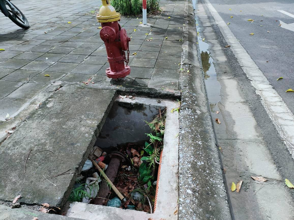 Những hố cống, hố cáp, hố ga mất nắp thế này tiềm ẩn nguy cơ tai nạn cao.