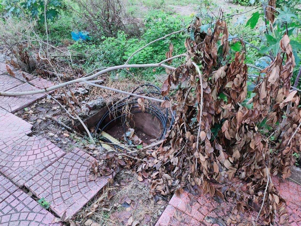 Một người dân sống ở gần khu vực này cho biết, khi đi bộ ở nơi đây vào buổi tối rất nguy hiểm nếu không chú ý có thể xảy chân ngã bất ngay lập tức. Những hố ga mất nắp lâu, không phải mới mất. 