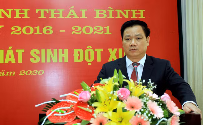 Ông Nguyễn Khắc Thận, Phó Bí thư Tỉnh ủy, Chủ tịch UBND tỉnh Thái Bình nhiệm kỳ 2021-2026. Ông Thận sinh năm 1974, quê ở Thái Bình. Trình độ lý luận chính trị: Cao cấp. Trình độ chuyên môn: Đại học chuyên ngành Luật, cao đẳng chuyên ngành Kiểm sát, thạch sĩ Quản lý kinh tế. 