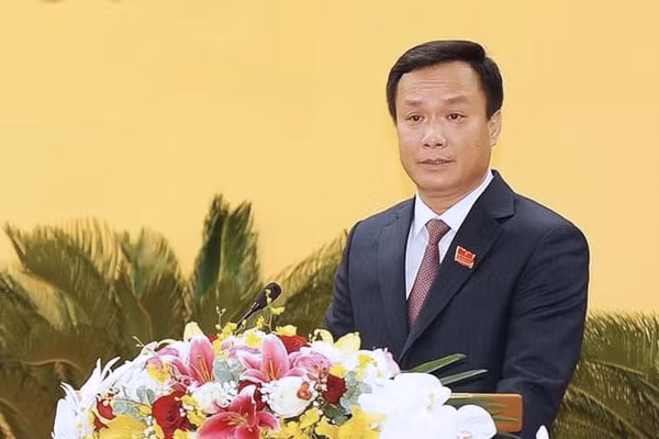 Ông Triệu Thế Hùng, Phó Bí thư Tỉnh ủy, Chủ tịch UBND tỉnh Hải Dương nhiệm kỳ 2021-2026. Ông Hùng sinh năm 1971, quê ở Hà Nội. Trình độ lý luận chính trị: Cao cấp. Trình độ chuyên môn: Tiến sĩ văn hóa học, cử nhân Sư phạm văn hóa nghệ thuật. 