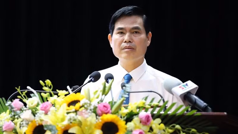 Ông Hoàng Quốc Khánh, Phó Bí thư Tỉnh ủy, Chủ tịch UBND tỉnh Sơn La nhiệm kỳ 2021-2026. Ông Khánh sinh năm 1969, quê ở Sơn La. Trình độ lý luận chính trị: Cao cấp. Trình độ chuyên môn: Tiến sĩ Kinh tế.