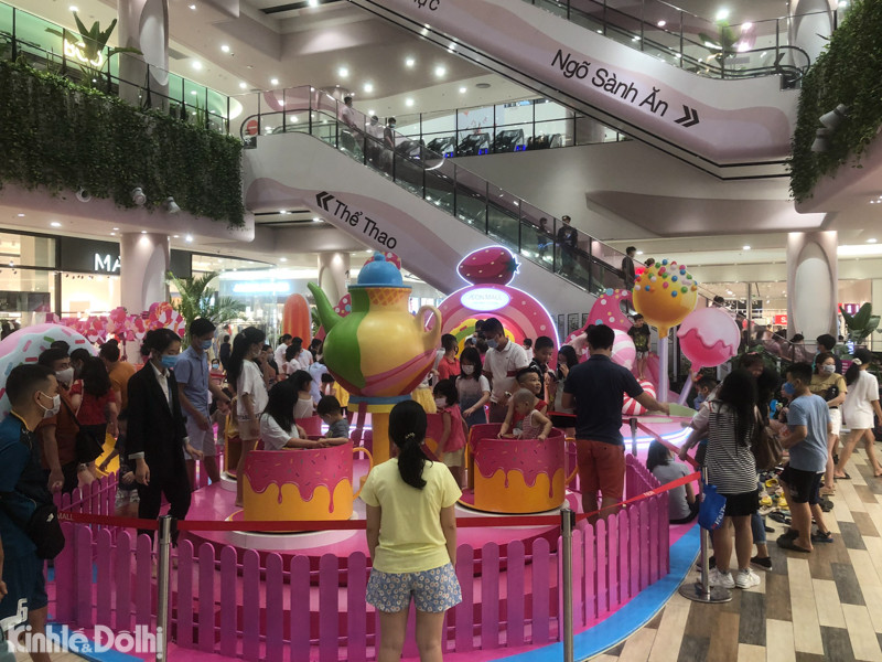 Khu vui chơi của trẻ em tại tầng 1 thuộc Trung tâm thương mại Aeon Mall Hà Đông cũng đông như trẩy hội. 