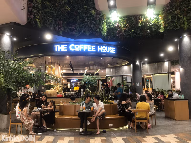 Nhà hàng The Coffee House vẫn đón khách và không đóng cửa dù thời điểm phóng viên ghi nhận đã gần 22 giờ.