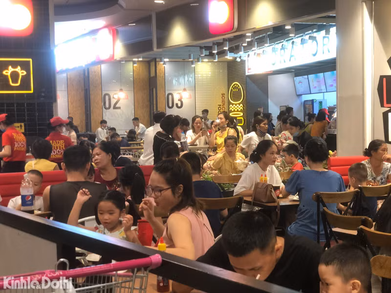 Tình trạng người dân tập trung đông người, chưa thực hiện nghiêm thông điệp 5K của Bộ Y tế xuất hiện ở nhiều nơi tại Trung tâm thương mại Aeon Mall Hà Đông. 